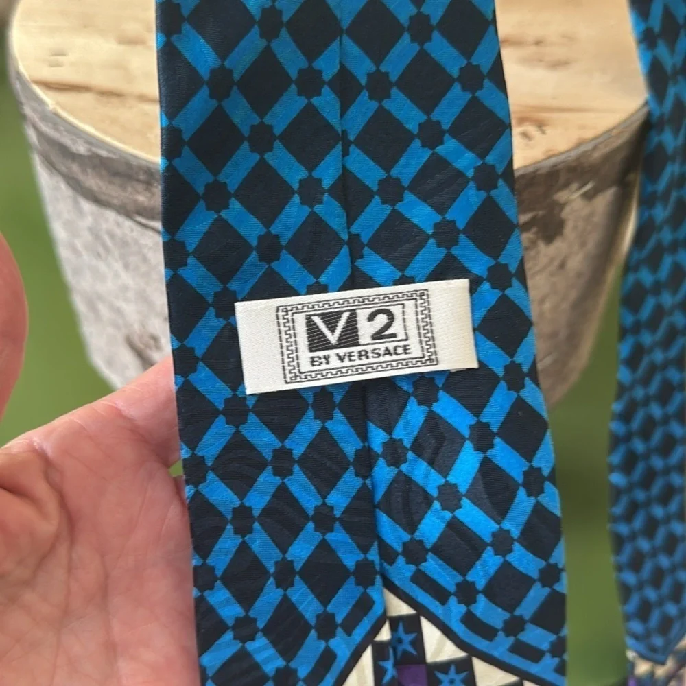 Versace V2 100% silk tie. Made in Italy